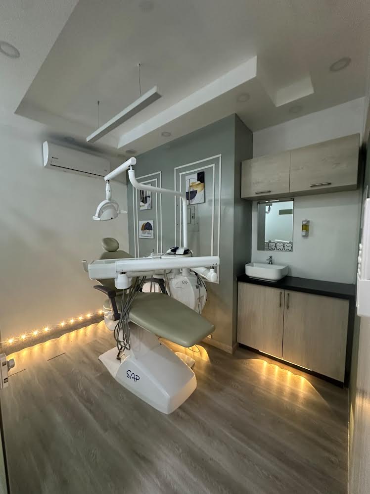 Consultorio dental con sillón y equipamiento moderno